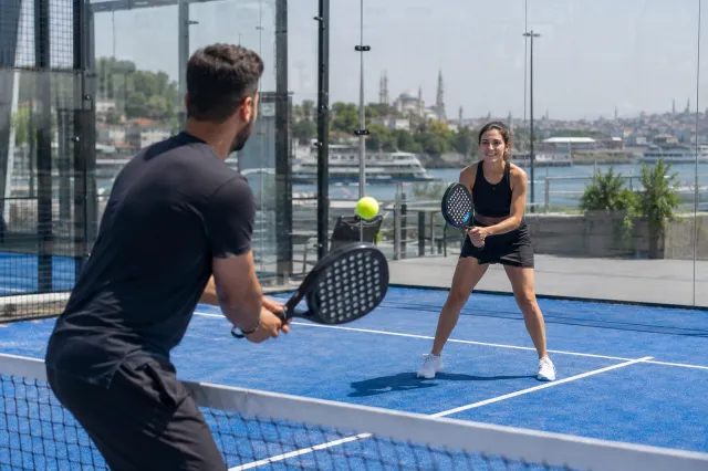 İstanbul’da Padel: Başlangıç İçin Eksiksiz Rehber